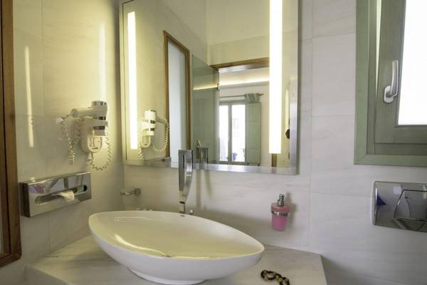 Badezimmer des La Mer Deluxe Hotel & Spa mit Waschbecken, Spiegel und Föhn
