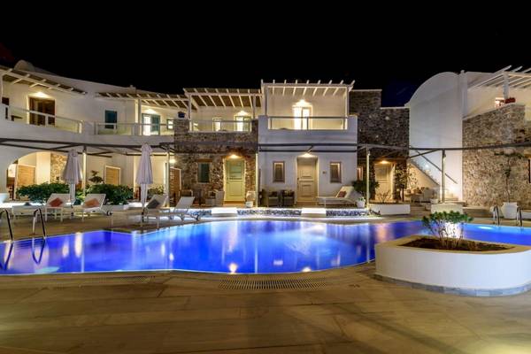 Nachtansicht des La Mer Deluxe Hotel & Spa mit Pool und Loungebereich