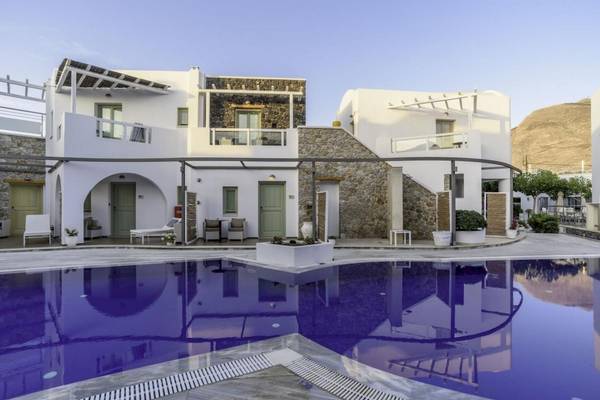 Außenbereich des La Mer Deluxe Hotel & Spa mit Pool und Gebäuden
