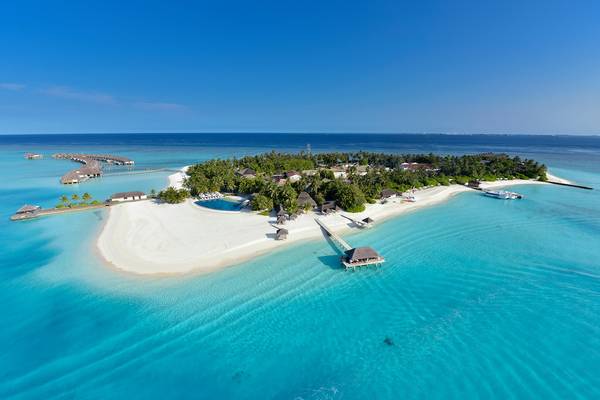Luftaufnahme des Velassaru Maldives Resorts auf einer Insel mit kristallklarem Wasser und weißen Stränden.