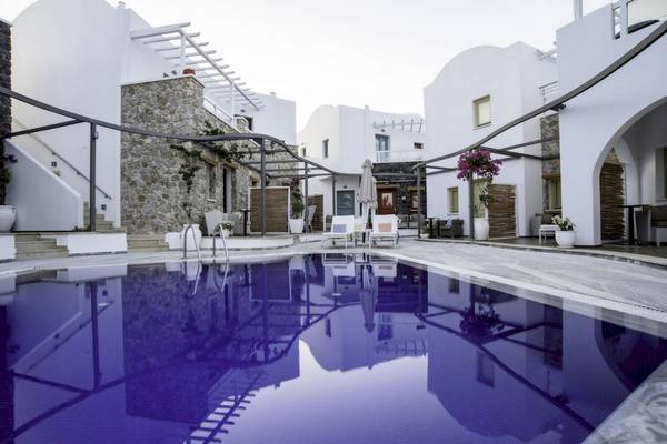 Außenbereich des La Mer Deluxe Hotel & Spa mit Swimmingpool und Loungebereich.