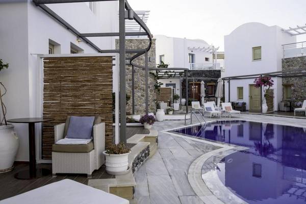 Poolbereich des La Mer Deluxe Hotel & Spa mit Loungestühlen und Pflanzen.
