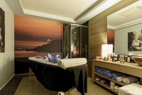 Massageraum im La Mer Deluxe Hotel & Spa mit Blick auf den Ozean.