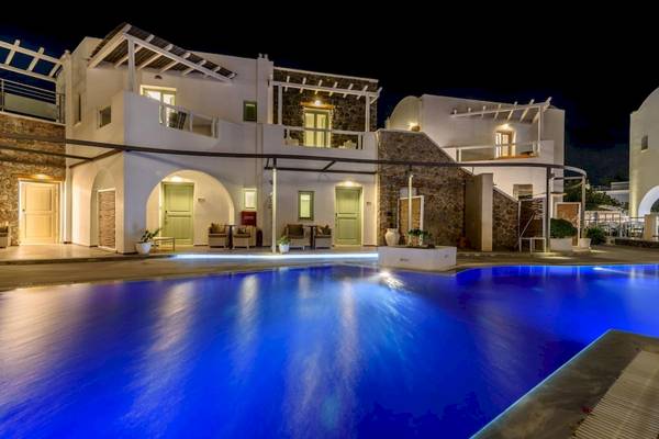 Nachtansicht des La Mer Deluxe Hotel & Spa mit Swimmingpool und beleuchteten Gebäuden.
