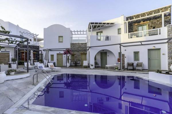 Poolbereich des La Mer Deluxe Hotel & Spa mit weißen Gebäuden und Loungemöbeln.