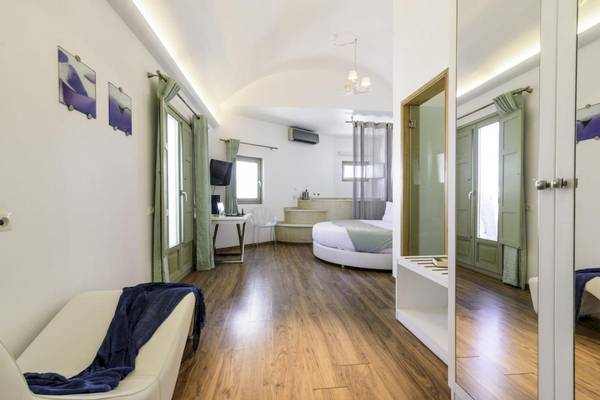 Innenansicht eines Zimmers im La Mer Deluxe Hotel & Spa mit Bett, Schreibtisch und Bad