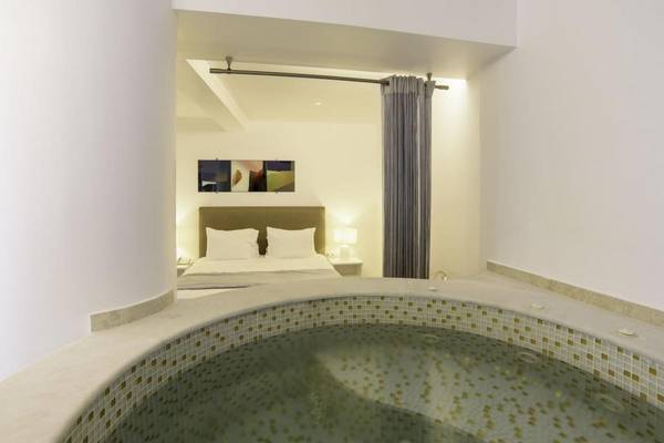 Schlafzimmer im La Mer Deluxe Hotel & Spa mit Whirlpool und Bett