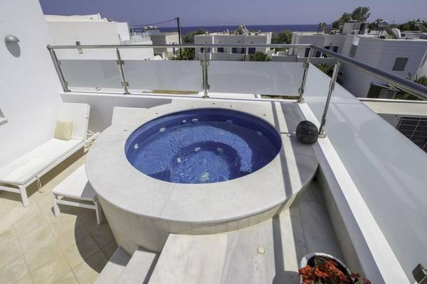 Terrasse mit Whirlpool im La Mer Deluxe Hotel & Spa