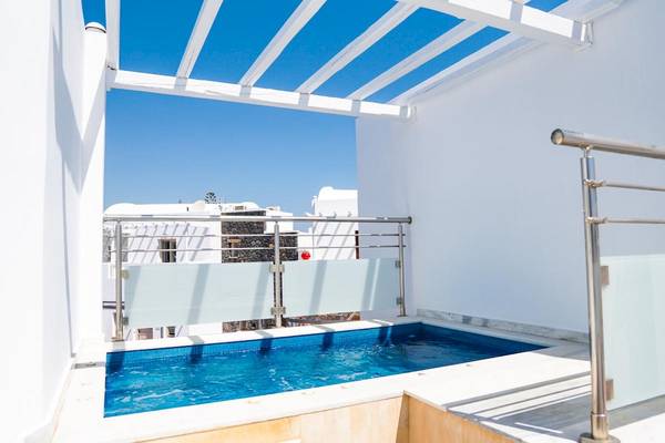 Pool auf dem Balkon des La Mer Deluxe Hotel & Spa