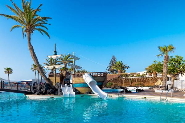 Poolbereich im H10 Suites Lanzarote Gardens Hotel mit Wasserrutschen und Piratenschiff.