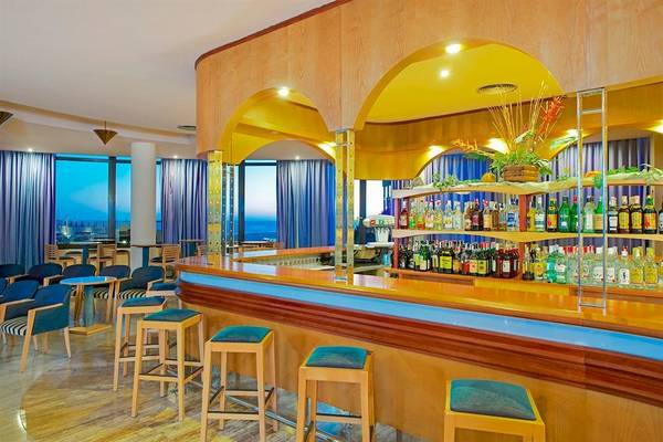 Hotellobby Bar mit Sitzplätzen und Getränkeschrank im Iberostar Playa Gaviotas