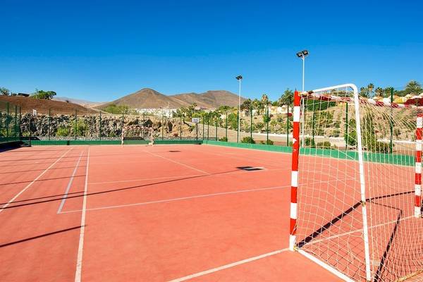 Ein leerer Fußballplatz im Freien mit roten Böden und einem Tor auf dem Iberostar Playa Gaviotas Hotelgelände.
