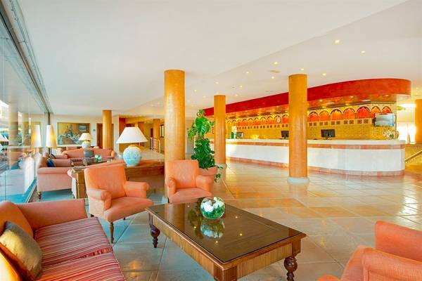 Lobby des Iberostar Playa Gaviotas Hotels mit moderner Einrichtung und Empfangstresen.