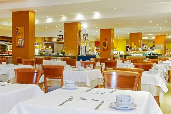 Frühstücksraum des Iberostar Playa Gaviotas Hotels mit gedeckten Tischen und Stühlen.