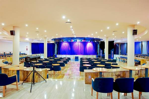 Innenbereich des Iberostar Playa Gaviota Hotel mit einem Theater und blauen Sitzen.