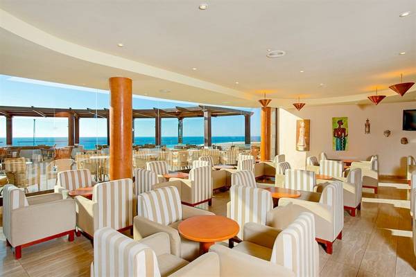 Loungebereich des Iberostar Playa Gaviotas Hotels mit Blick auf den Ozean