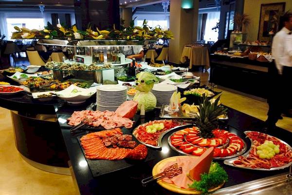 Buffet im Olympia Golden Beach Resort mit verschiedenen Gerichten und Salaten.