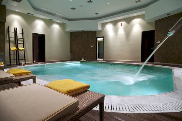 Spa-Pool im Olympia Golden Beach Resort mit Wasserstrahl und gelben Handtüchern