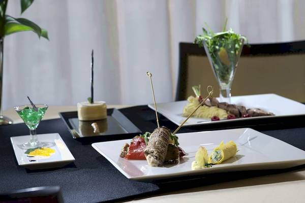 Tafel im Olympia Golden Beach Resort mit verschiedenen Gerichten und Getränken.