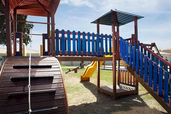 Spielplatz im Olympia Golden Beach Resort mit Rutsche, Kletterwand und Sandfläche