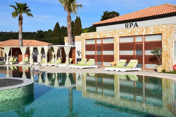 Spa-Bereich des Olympia Golden Beach Resorts mit Swimmingpool und Liegestühlen