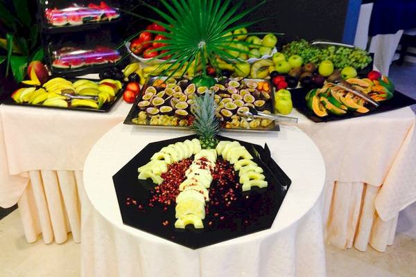 Obstbuffet im Olympia Golden Beach Resort mit verschiedenen Früchten und Dekoration.