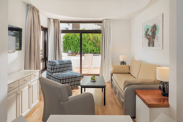 Wohnzimmer des H10 Suites Lanzarote Gardens mit modernem Interieur und Gartenblick.
