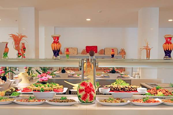Buffet im LABRANDA TMT Bodrum mit einer Vielzahl von Gerichten und Dekorationen.