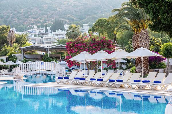 Außenpool mit Sonnenliegen und Sonnenschirmen am LABRANDA TMT Bodrum