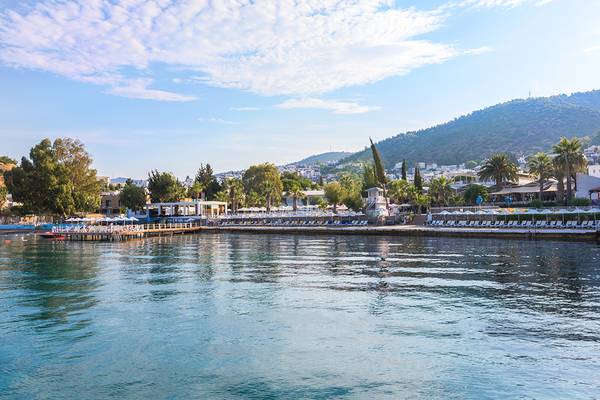 Labranda TMT Bodrum Hotel Strand mit Liegestühlen und Palmen