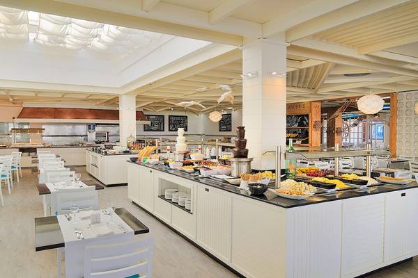 Buffetbereich im H10 Suites Lanzarote Gardens mit vielen Gerichten und Tischen.