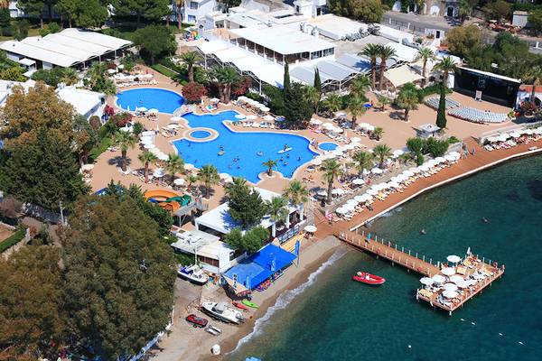 Luftbild des LABRANDA TMT Bodrum Resorts mit Swimmingpool und Strandbereich.