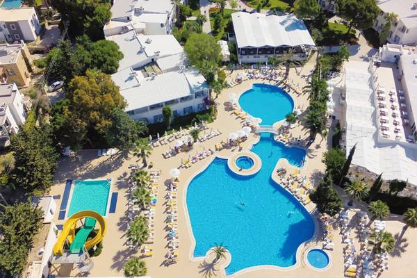 Luftaufnahme des LABRANDA TMT Bodrum Hotels mit zwei Pools, Sonnenliegen und Wasserrutsche.