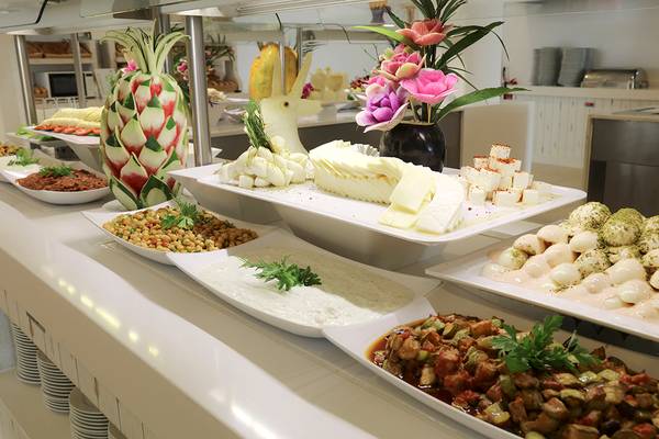 Buffet-Tisch im LABRANDA TMT Bodrum mit verschiedenen Speisen und Dekorationen.