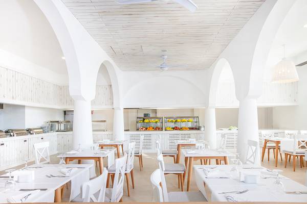 Innenraum des LABRANDA TMT Bodrum Restaurants mit weißen Tischen und Stühlen.