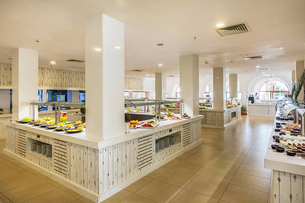 Buffet-Bereich im LABRANDA TMT Bodrum Hotel mit verschiedenen Speisen.