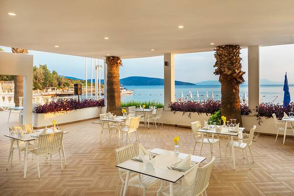 Hotelterrasse des LABRANDA TMT Bodrum mit Blick auf das Meer und die Berge