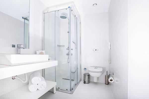 Badezimmer im LABRANDA TMT Bodrum Hotel mit Dusche, Toilette und Waschbecken