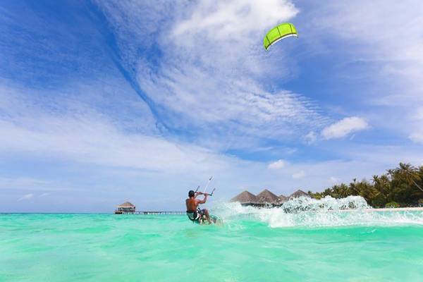 Kitesurfer im Meer vor dem Medhufushi Island Resort