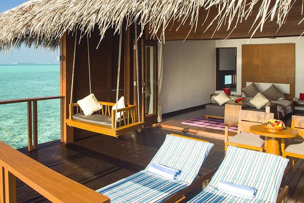 Medhufushi Insel Resort Terrasse mit Schaukel und Meerblick