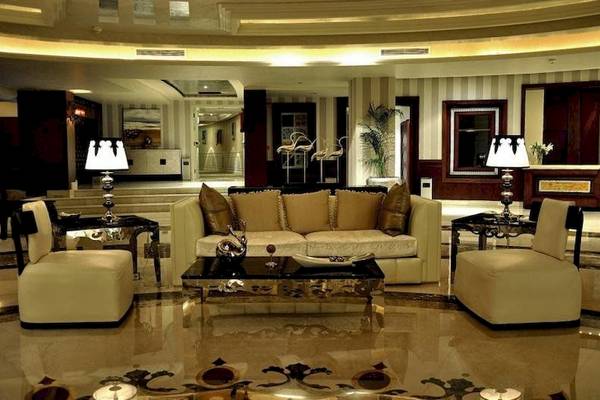 Lobby des KaiSol Romance Resorts Sahl Hasheesh mit Möbeln und Dekoration