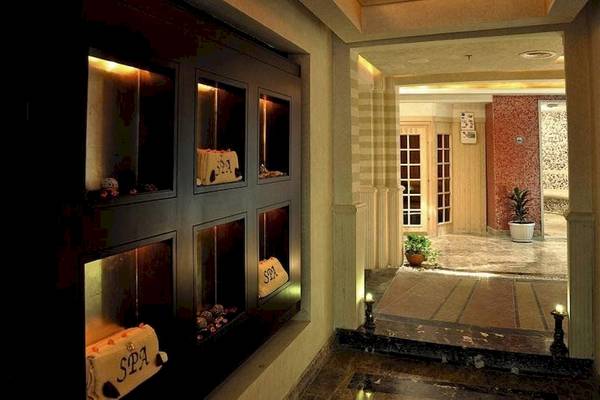 Eingangsbereich des KaiSol Romance Resort Sahl Hasheesh mit beleuchteten SPA-Anzeigen und einer gepflasterten Einfahrt.