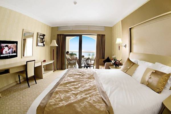 Luxuriöses Hotelzimmer im KaiSol Romance Resort Sahl Hasheesh mit Blick auf den Ozean.