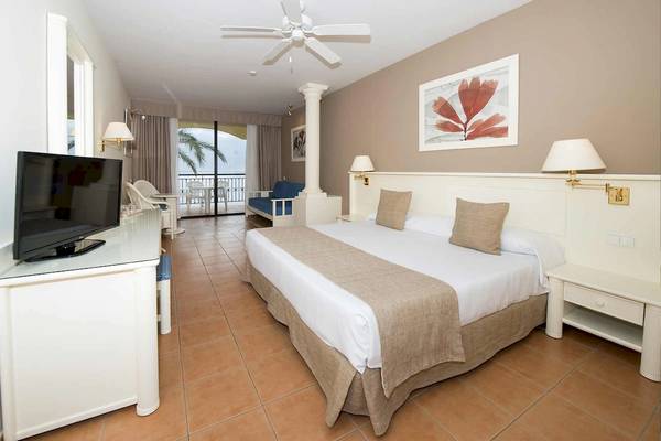 Hotelzimmer mit Doppelbett, Fernseher und Balkon im Bahia Principe Sunlight Costa Adeje