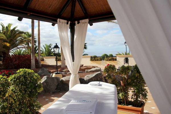Spa-Behandlungsbereich im Bahia Principe Sunlight Costa Adeje Hotel mit einem Massagetisch unter einem Gazebo.