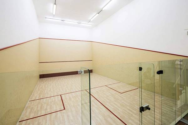 Leerer Squash-Spielplatz im Hotel Bahia Principe Sunlight Costa Adeje