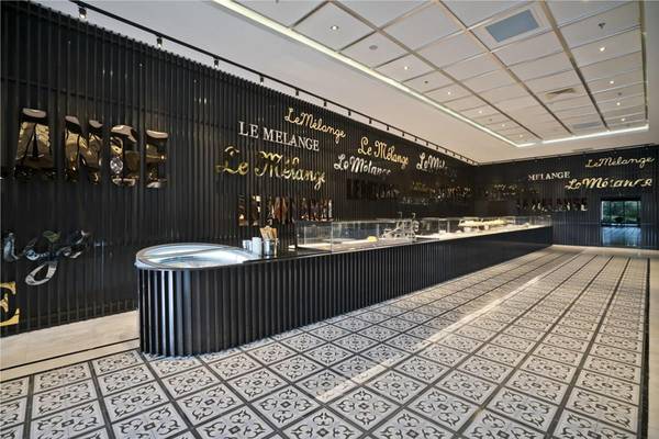 Das Foyer des Maxx Royal Belek Golf Resorts mit schwarzem Wanddesign und goldenen Schriftzügen.
