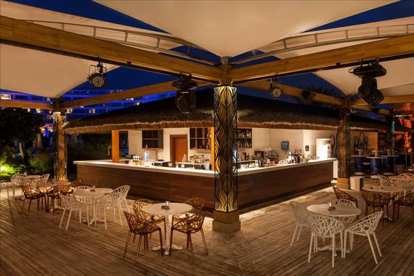 Außenbar des Maxx Royal Belek Golf Resort mit abendlicher Atmosphäre und Holzdekoration.