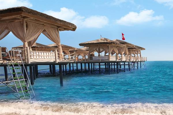 Strandterrasse des Maxx Royal Belek Golf Resorts mit Blick auf das Meer