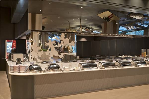 Buffetbereich im Maxx Royal Belek Golf Resort mit vielen Speisen und Dekorationen.